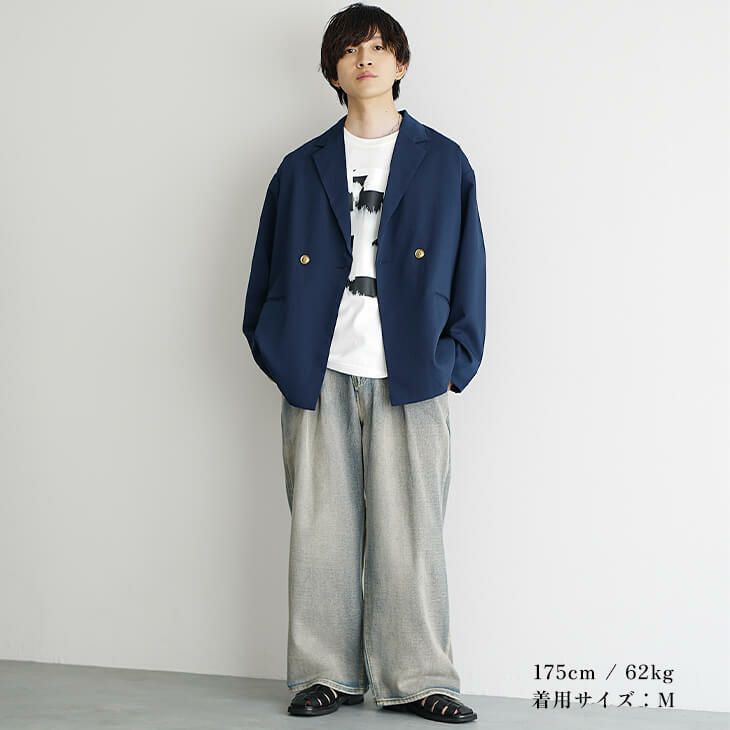 ネイビーダブルブレザーとグレーデニムの都会的カジュアルコーデ