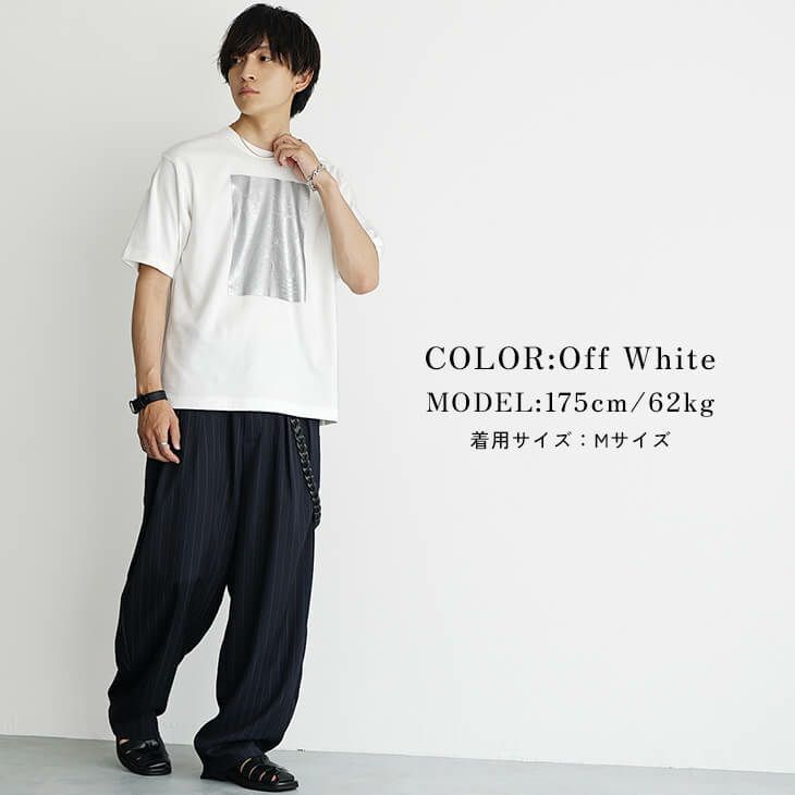 オフホワイトグラフィックTとネイビーピンストライプパンツのモードコーデ