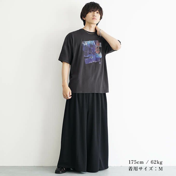 チャコールアートプリントTとブラックフレアパンツのモードコーデ