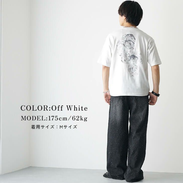 背面グラフィックが映えるオフホワイトTとスプリンクルパンツのコーデ