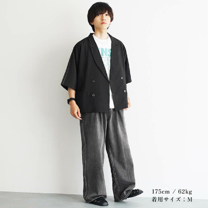 ブラック半袖ジャケットとグラフィックTのストリートモードコーデ