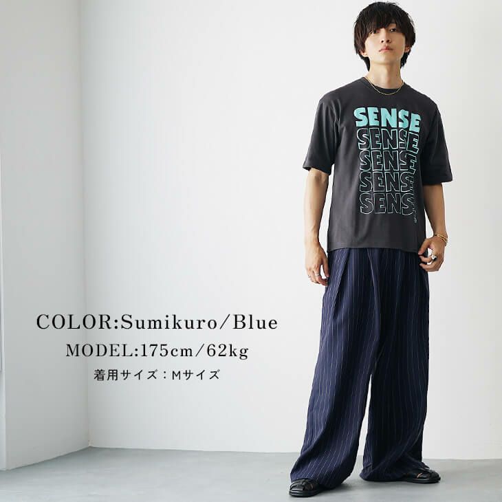 ターコイズロゴTとネイビーピンストライプパンツの夏コーデ