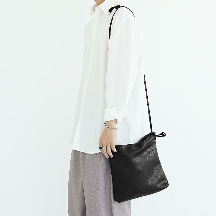 白シャツとブラックサコッシュのモノトーンミニマルコーデ