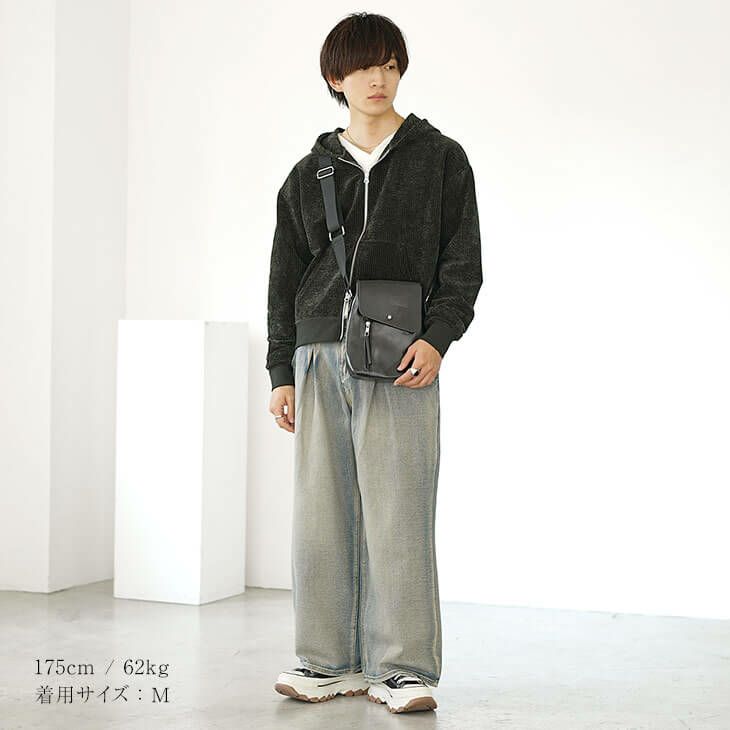 ヴィンテージデニムとマルチポーチのアクティブコーデ