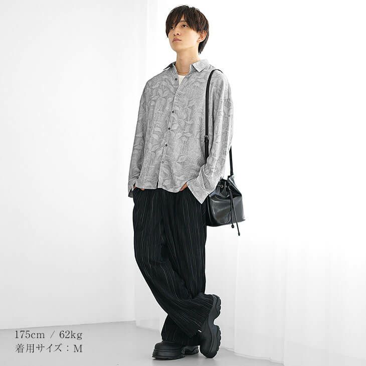 バッグの位置・持ち方で印象アップ