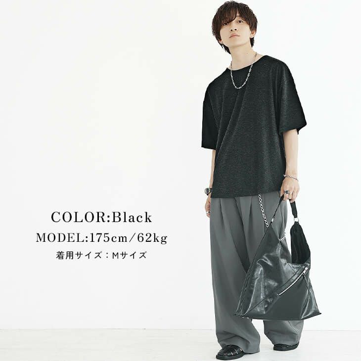 ブラックTとグレーワイドパンツに大きめトートを合わせたモードカジュアル