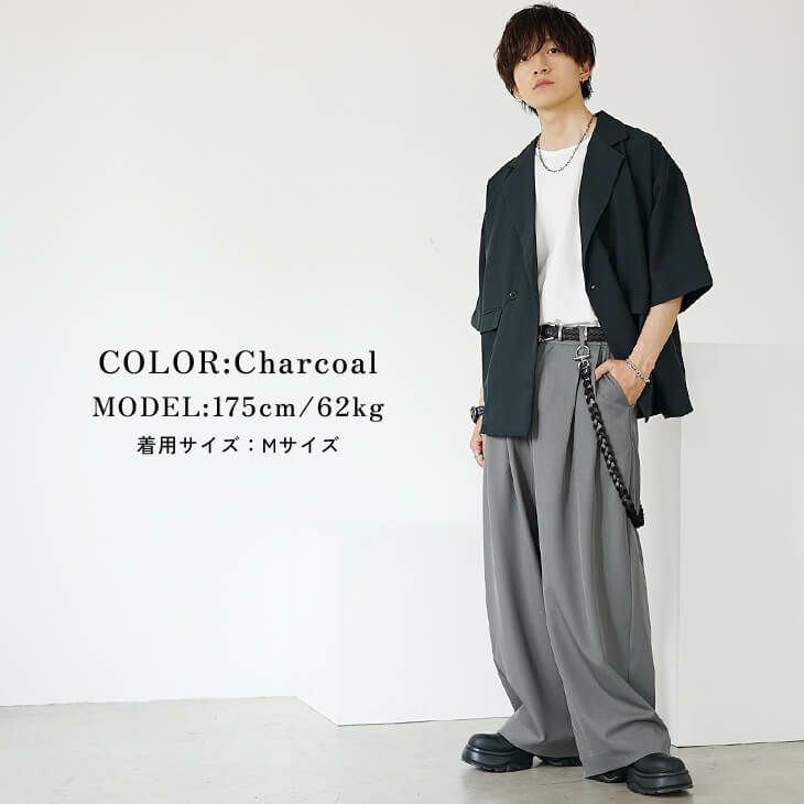 チャコール半袖ジャケットとスラックスのストリートコーデ