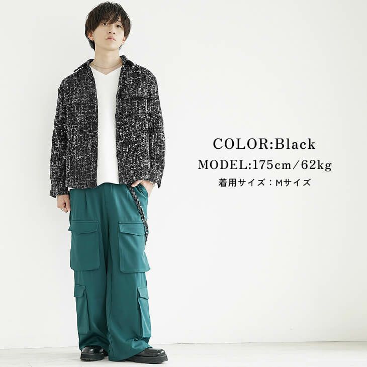 ブラックツイードシャツとグリーンカーゴパンツのギャップコーデ