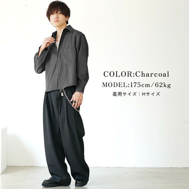 チャコールシャツと黒パンツのモードミニマルコーデ