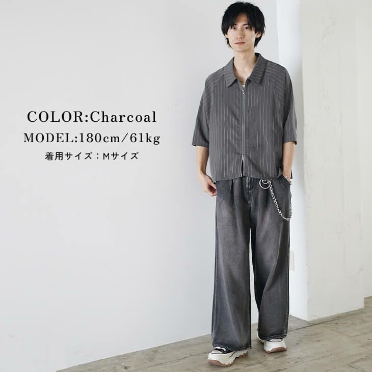 ストライプチャコールジップシャツと濃グレーパンツのモードコーデ