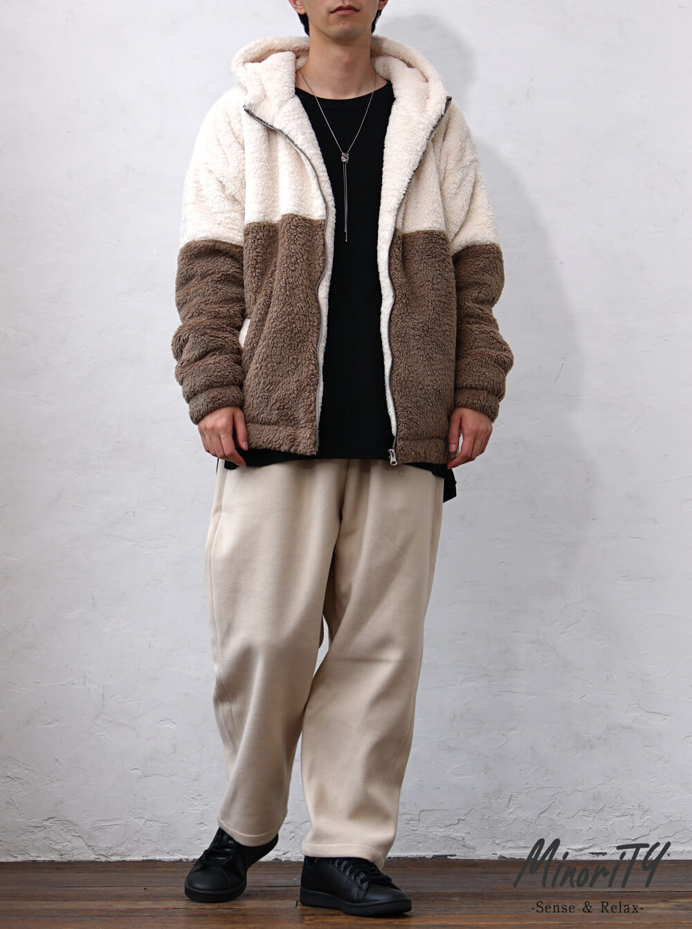 バイカラーボアブルゾンとベージュパンツのフェスコーデ