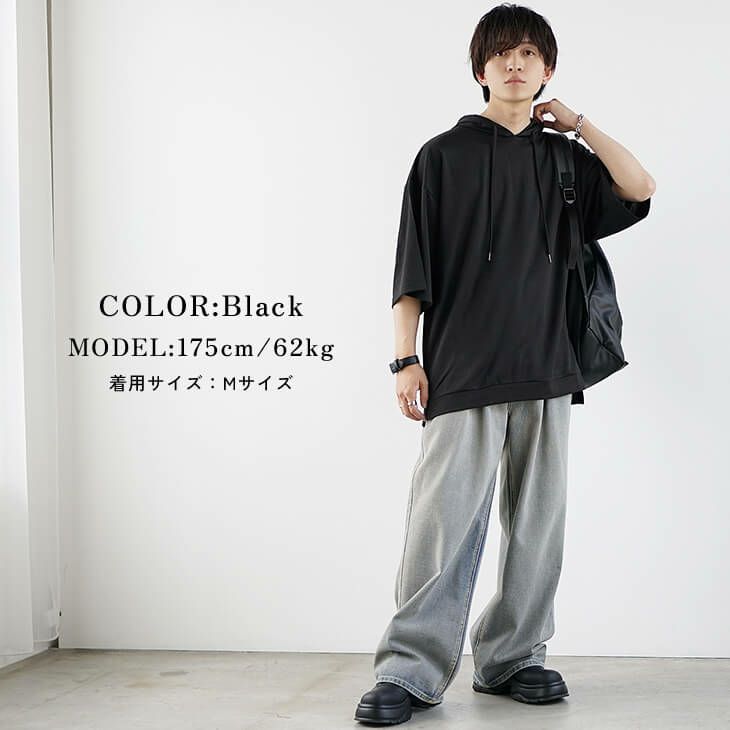 ブラックフーディとグレーデニムのフェススタイル