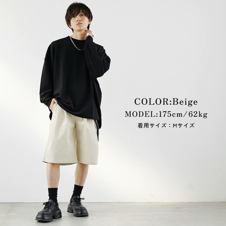 ブラックカットソーとベージュショーツの春フェスコーデ