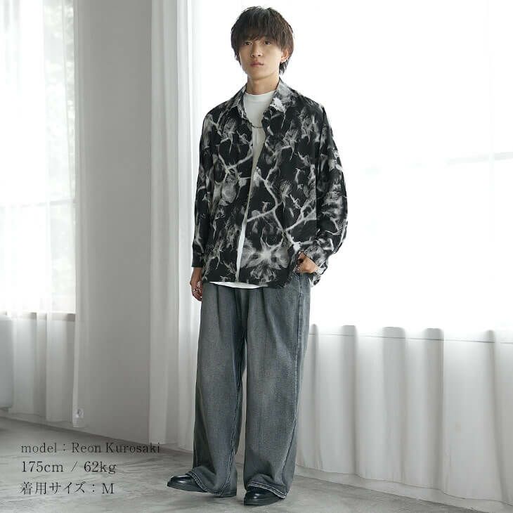 モノクロ柄シャツとワイドデニムの都会派コーデ