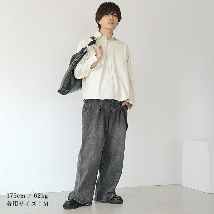 ホワイトシャツ×チャコールデニムの都会派ミニマル