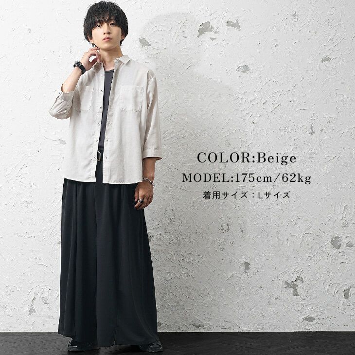 ライトベージュシャツと黒ワイドパンツのナチュラルコーデ