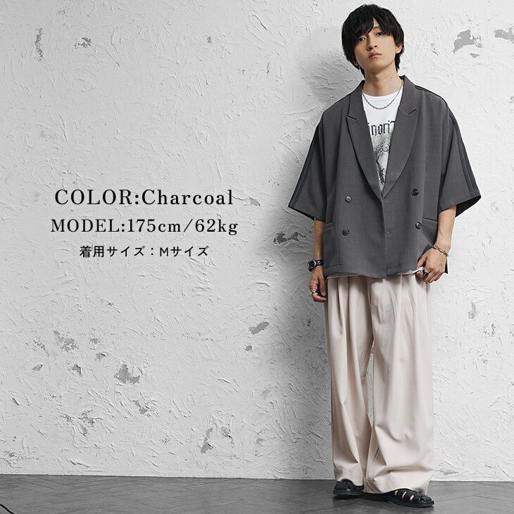 チャコールダブルジャケットとベージュワイドパンツのストリートコーデ