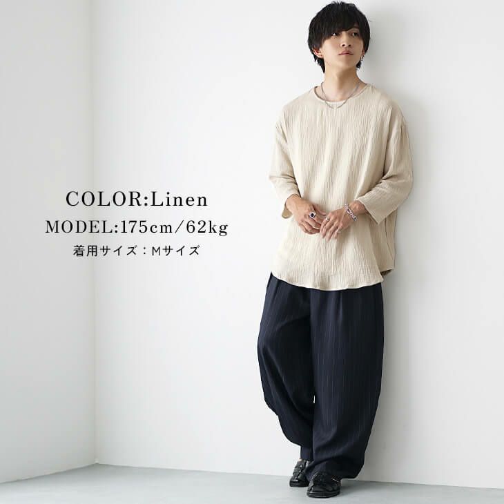 ベージュリネンカットソーと黒パンツのナチュラルコーデ