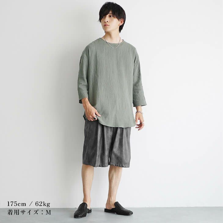 ミントグリーンカットソーと黒ショーツのサマーコーデ