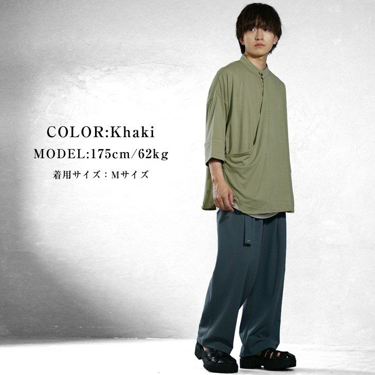 カーキドレープトップスとダークブルーパンツのモードコーデ