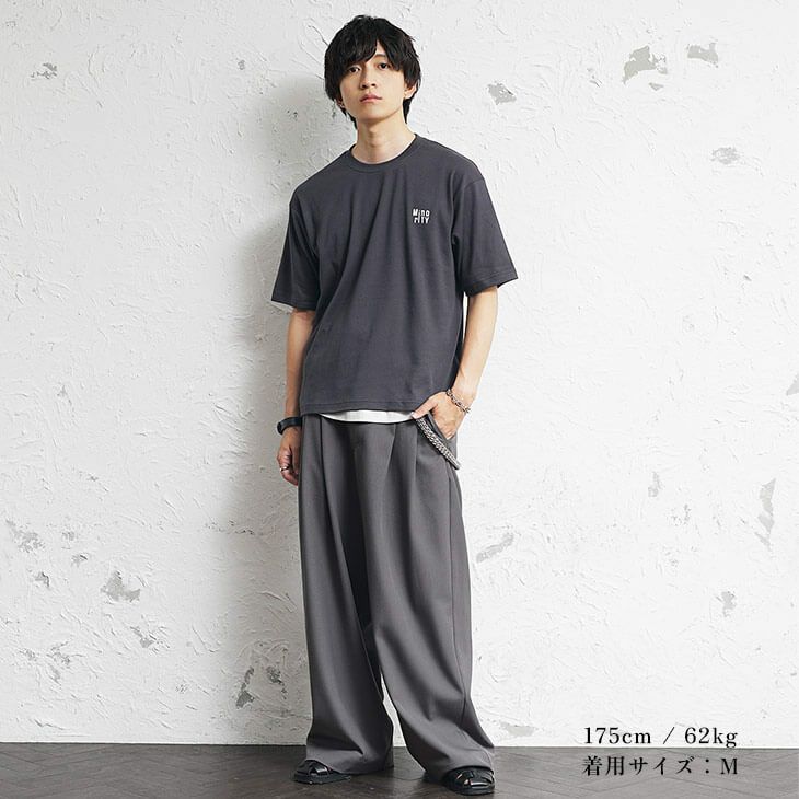 チャコールTシャツとワイドパンツのワントーンコーデ