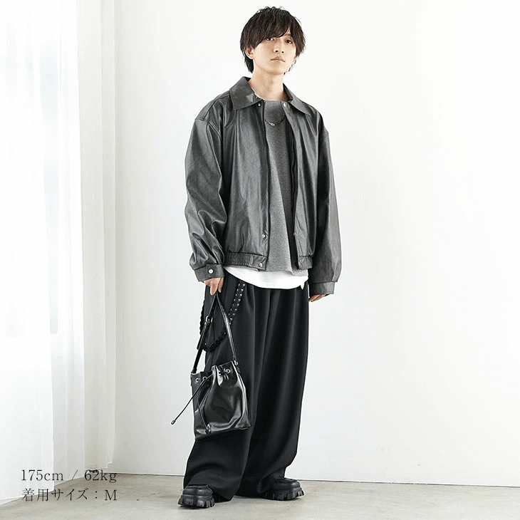 グレージャケットとブラックパンツのレイヤードモードスタイル