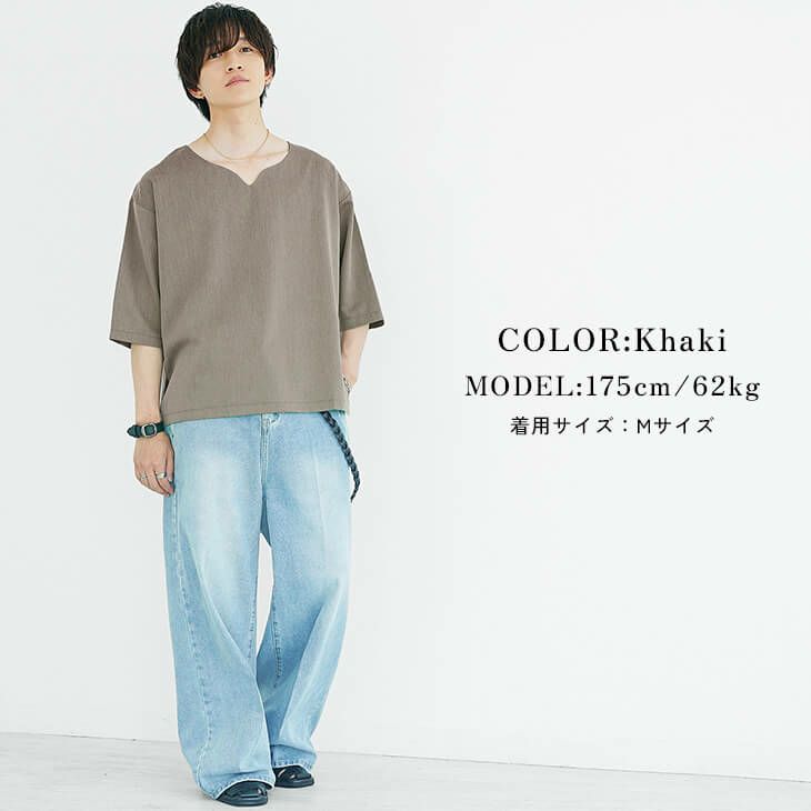 ブラウンVネックトップスと淡いブルーデニムのカジュアルコーデ