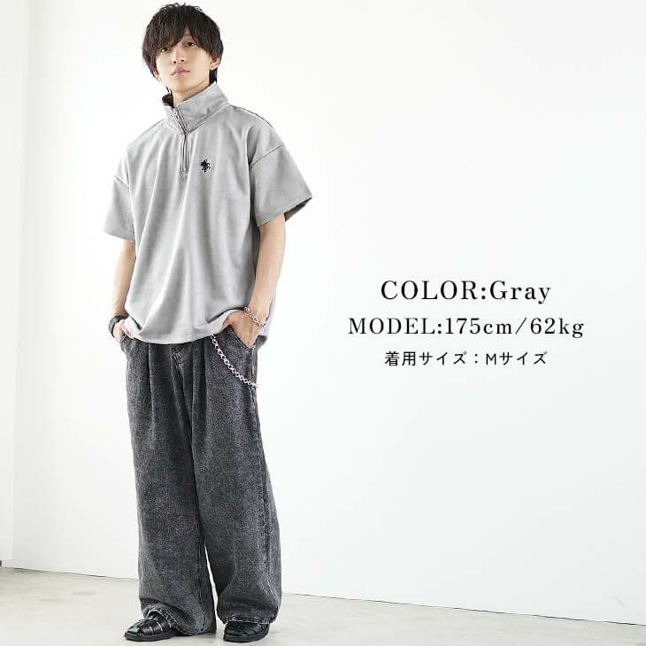 ハーフジップトップスとチャコールワイドパンツのスポーティコーデ