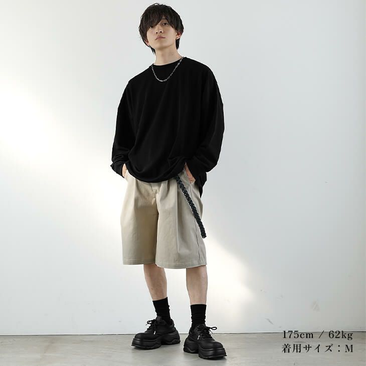 ブラックロングスリーブとベージュショーツのミニマルコーデ