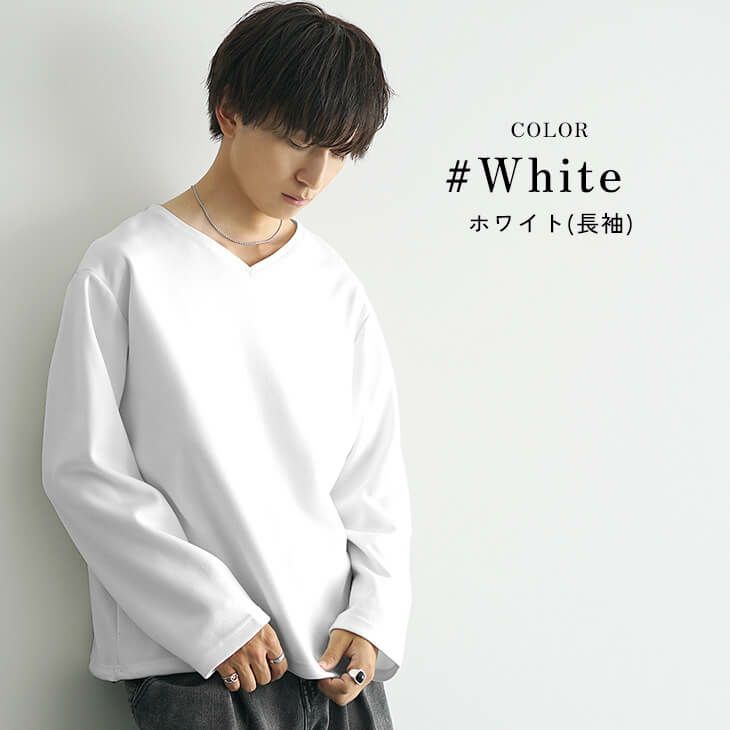 白×シルバーアクセで洗練感をプラス