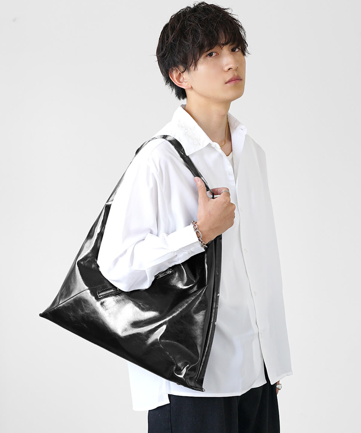 白×バッグで全体のバランスを整える