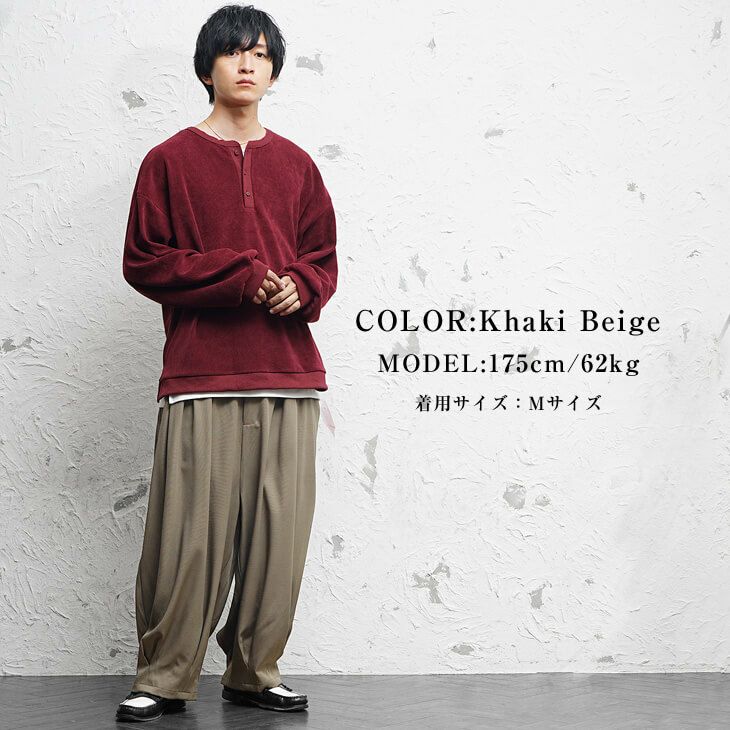 バーガンディスウェットとカーキパンツの秋コーデ