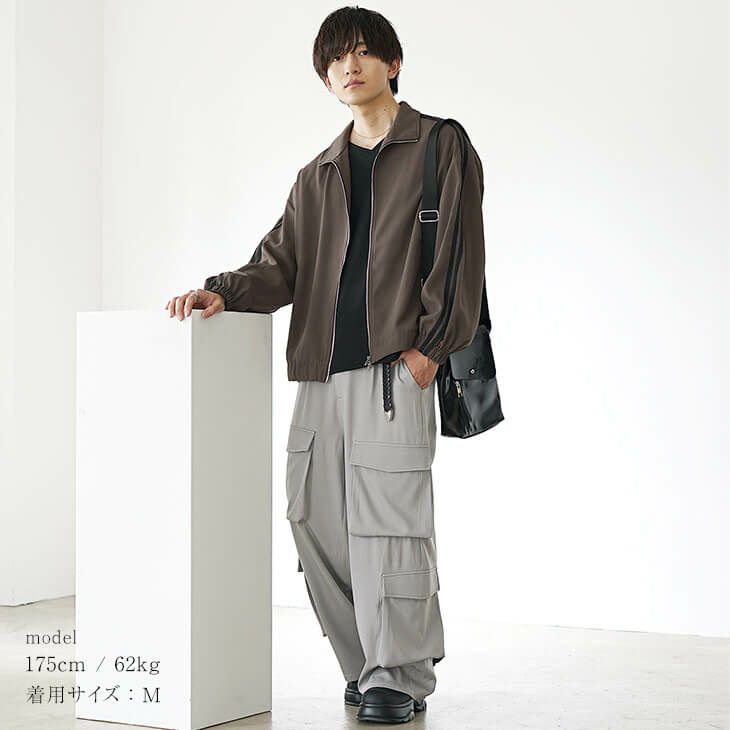 アースカラーとカーゴパンツのメンズコーデ