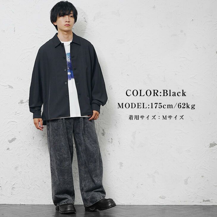 モノトーンでまとめたストリートスタイル