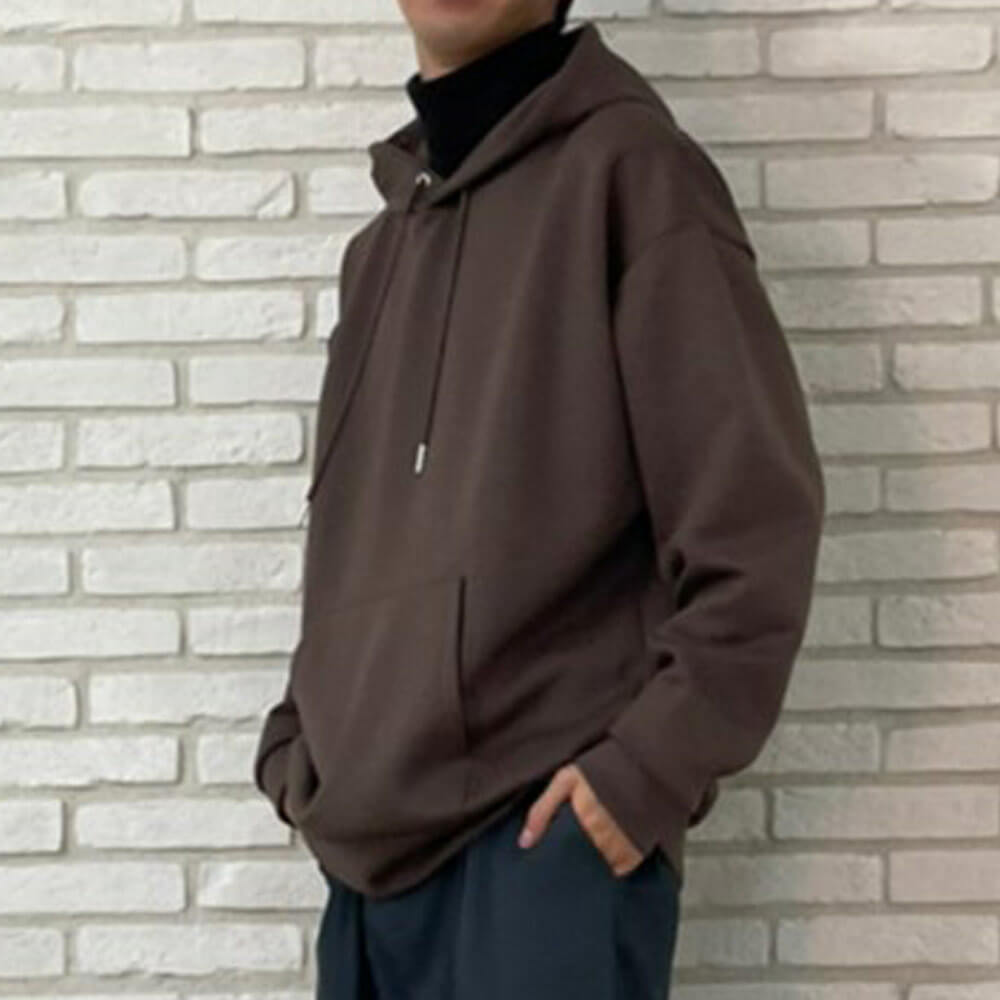 パーカーにタートルネックを合わせて首元を温める