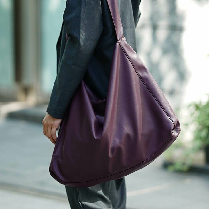 ボリューム感のあるバッグを持つ