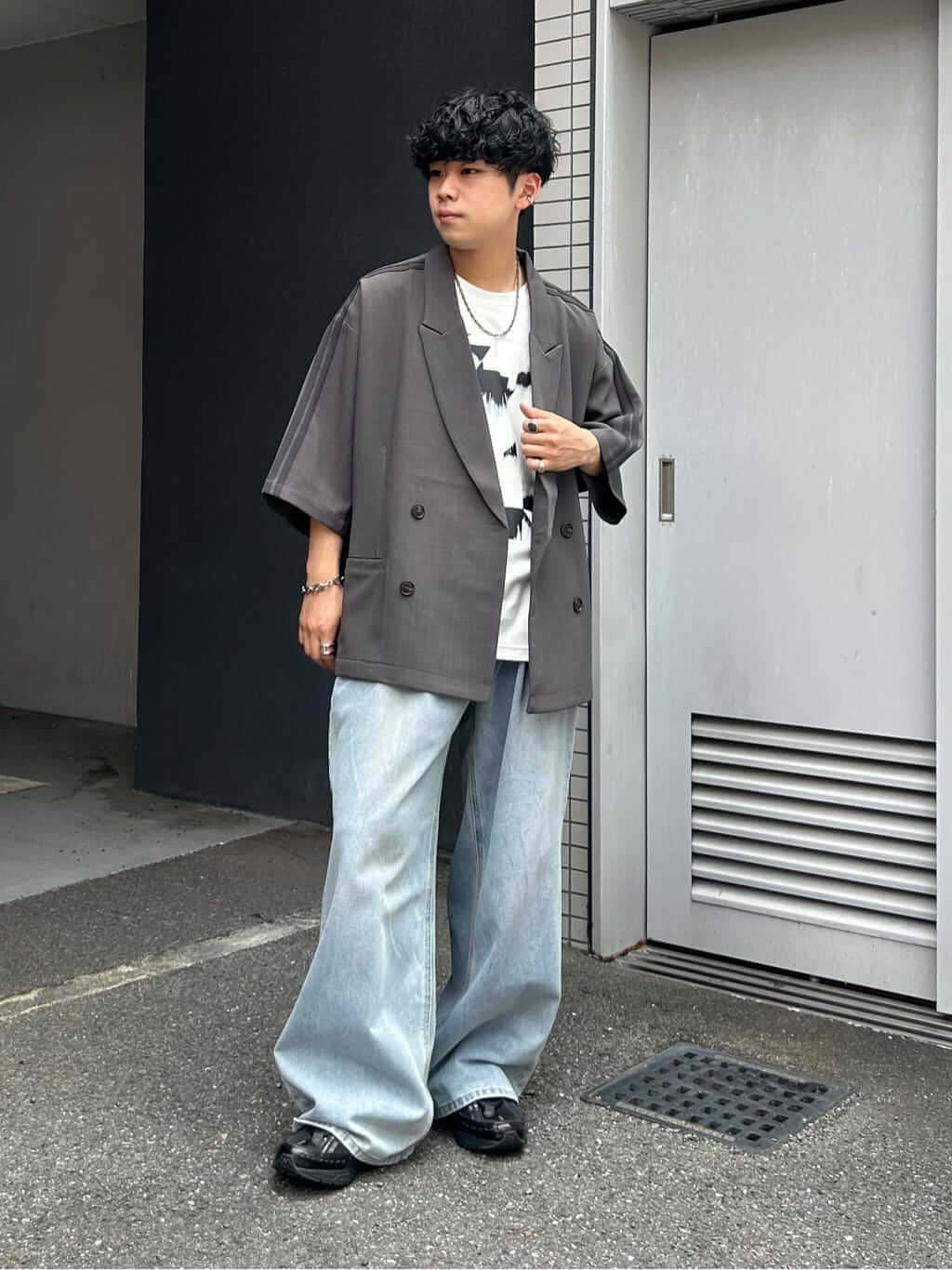 グレーのオーバージャケットとライトブルーデニムのメンズコーデ