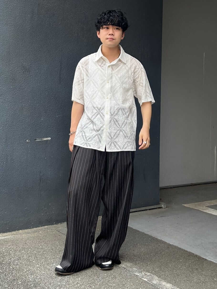ホワイトシャツとストライプパンツの縦長コーデ