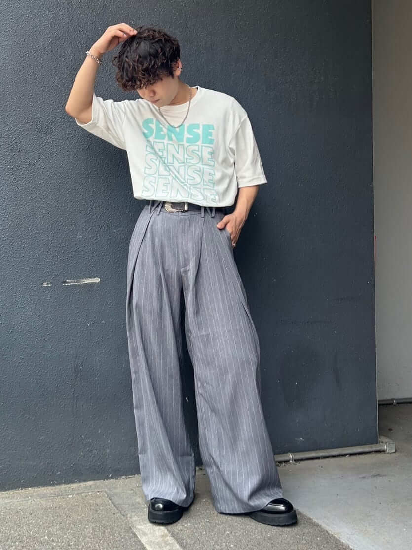ロゴTと縦ストライプワイドパンツのコーデ