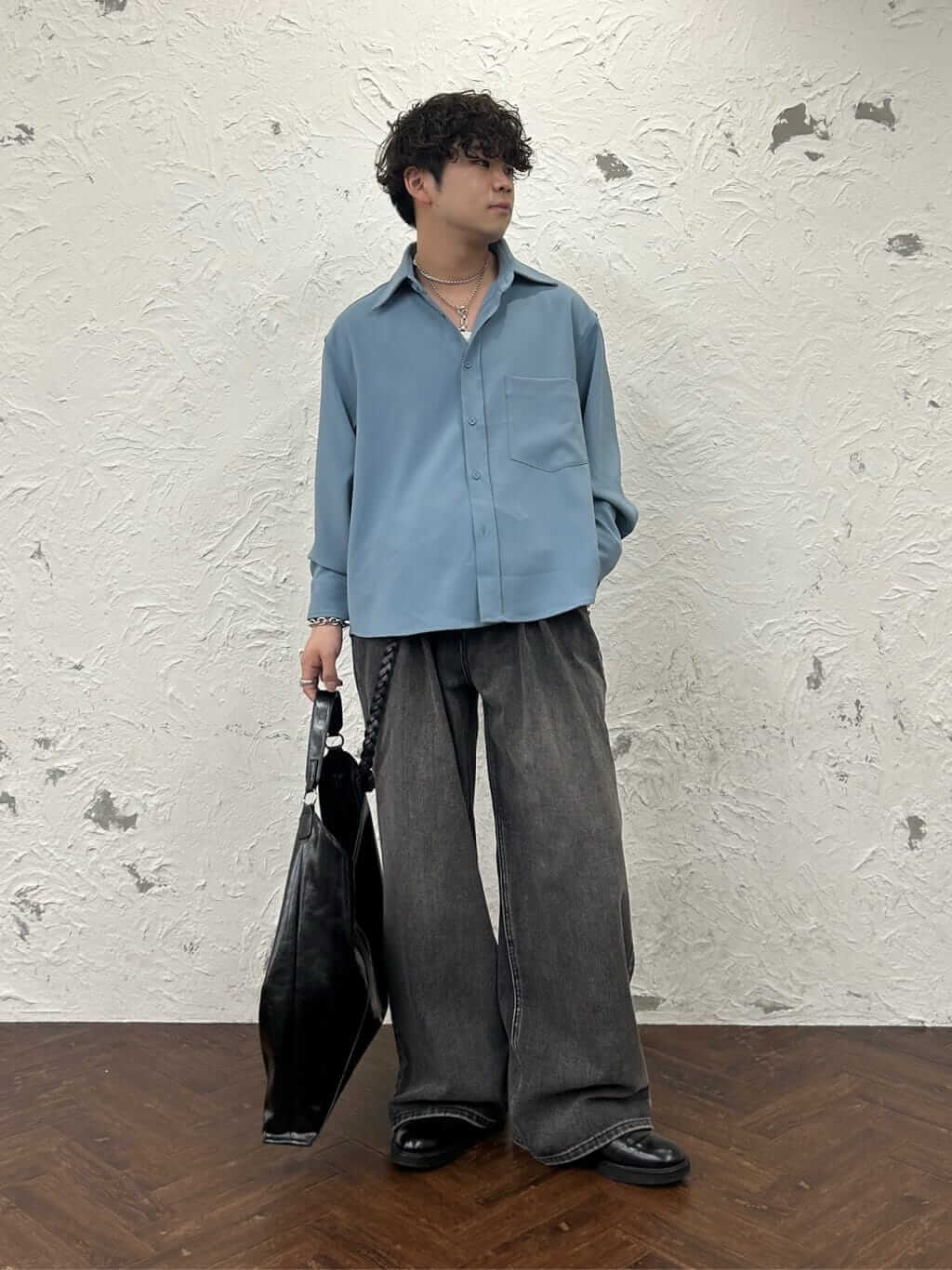 サックスブルーシャツとグレーデニムのコーデ