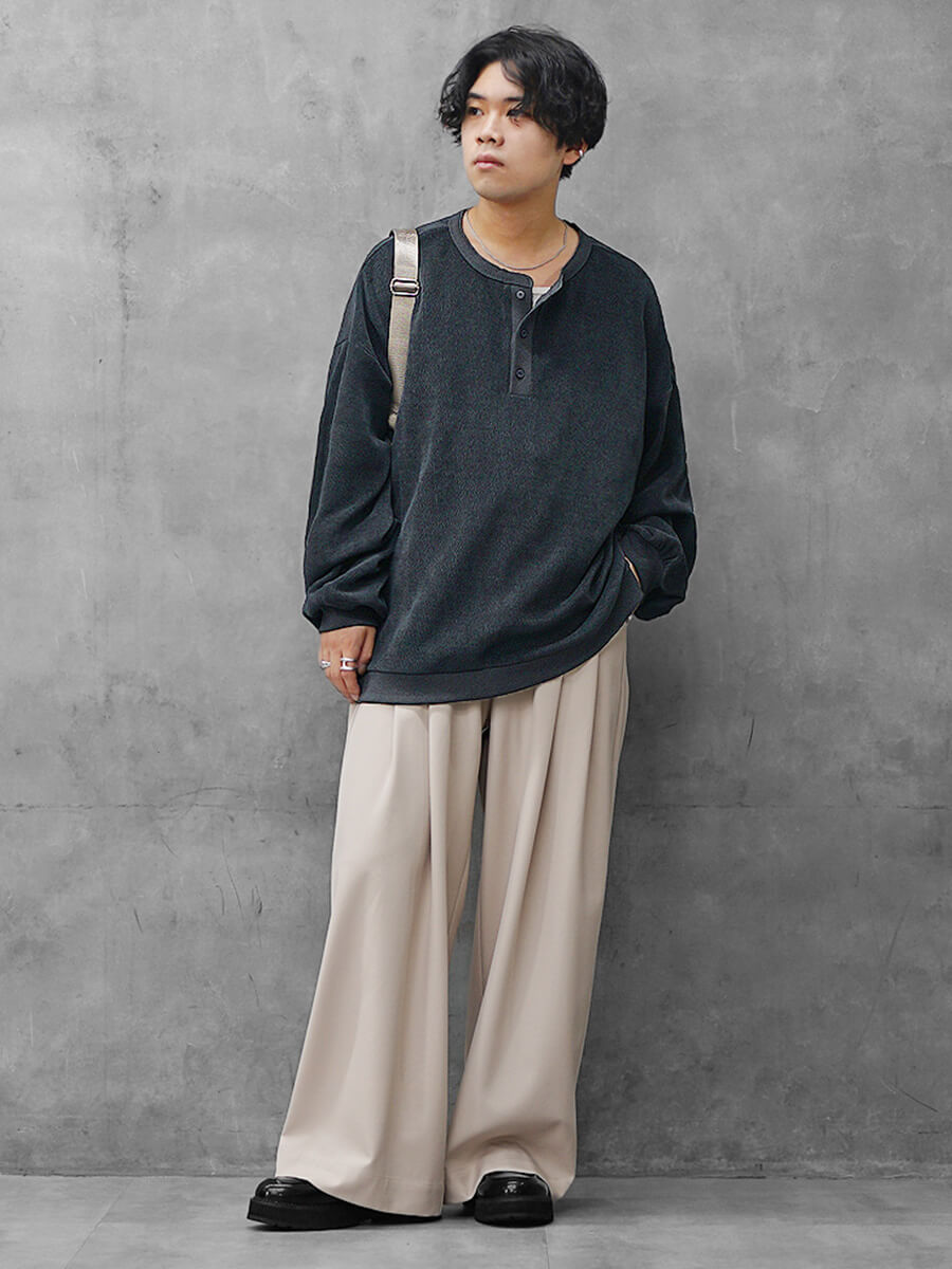 あえて“溜める”で美脚見せ