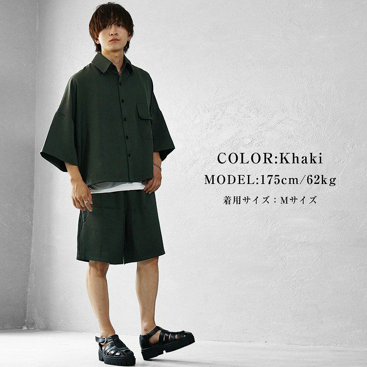 カーキシャツとハーフパンツのリラックススタイル