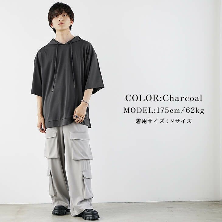 パーカー×カーゴパンツでミリタリームード