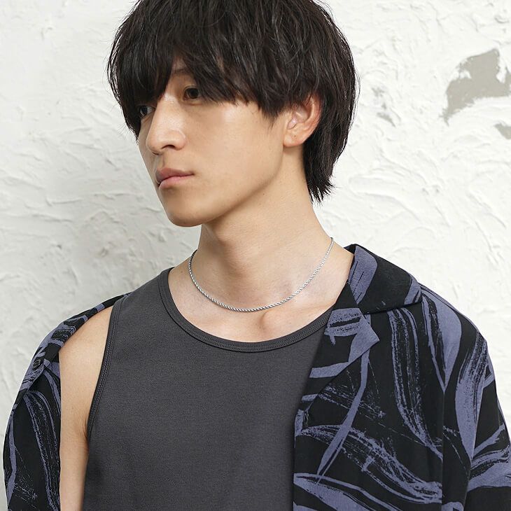 シンプルなチェーンネックレスは好印象