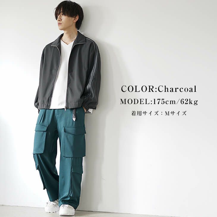 チャコールのトラックジャケットとグリーンカーゴパンツのストリートスポーティコーデ