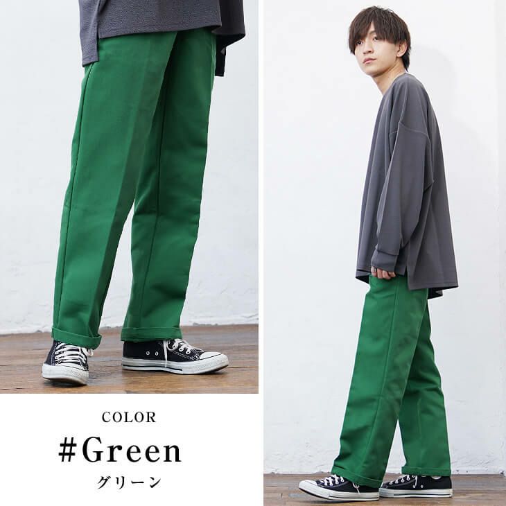 深いグリーンパンツとチャコールトップスの大人ストリートスタイル