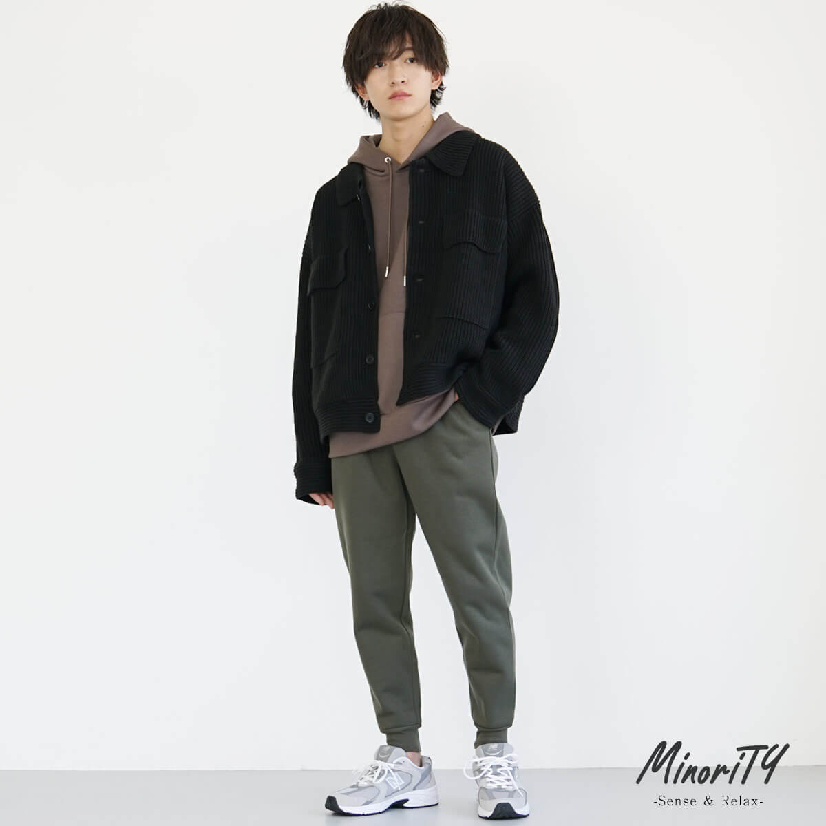 ブラウンパーカーとカーキジョガーパンツの秋冬リラックスコーデ