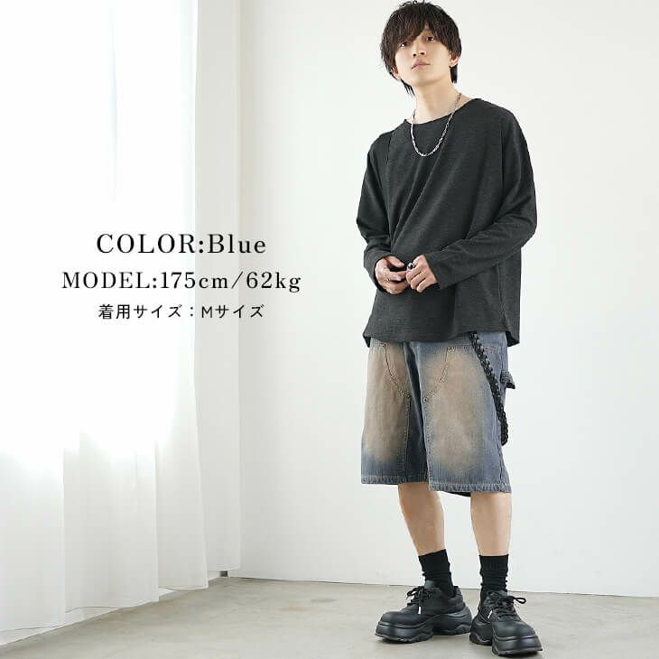 ウォッシュデニムショーツとチャコール長袖Tの旅スタイル