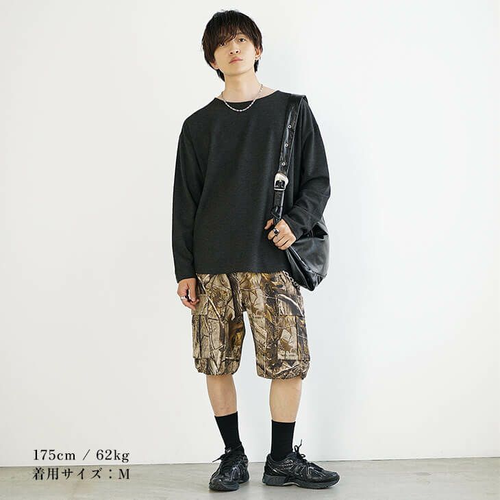リアルツリーカモショーツと黒ロンTのアウトドアカジュアル