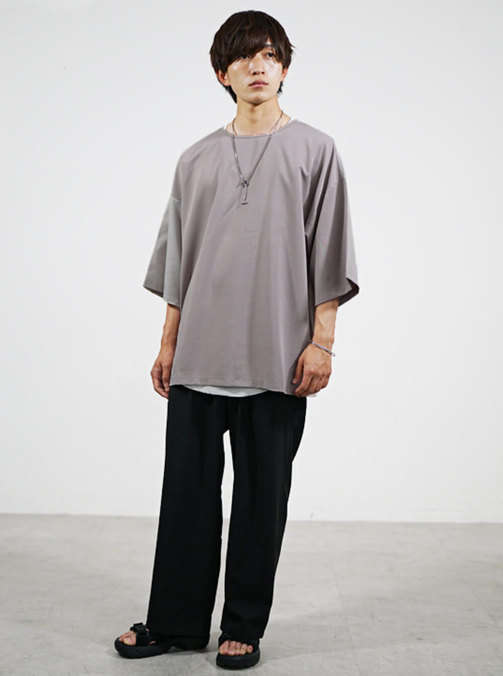 切り替えトップスのリラックスコーデ